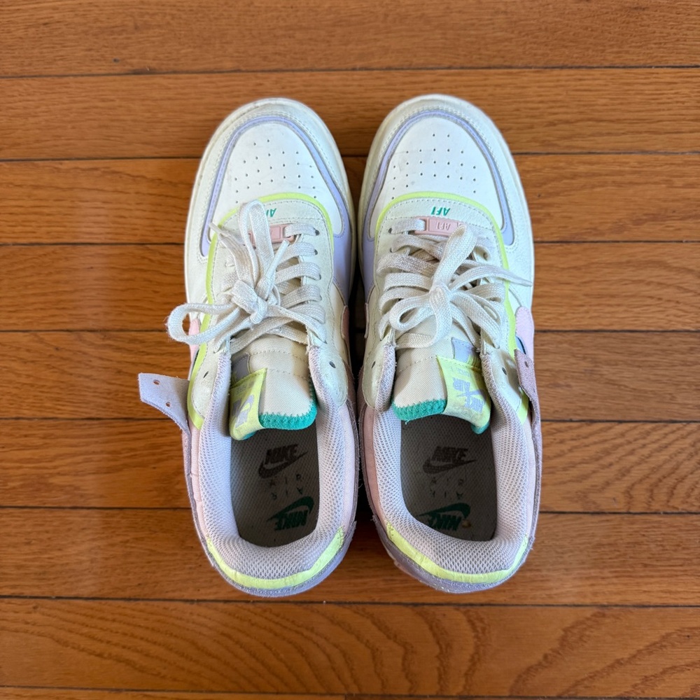 Nike Sneakers in Pastel Pink and Blue - Picture 3 of 4